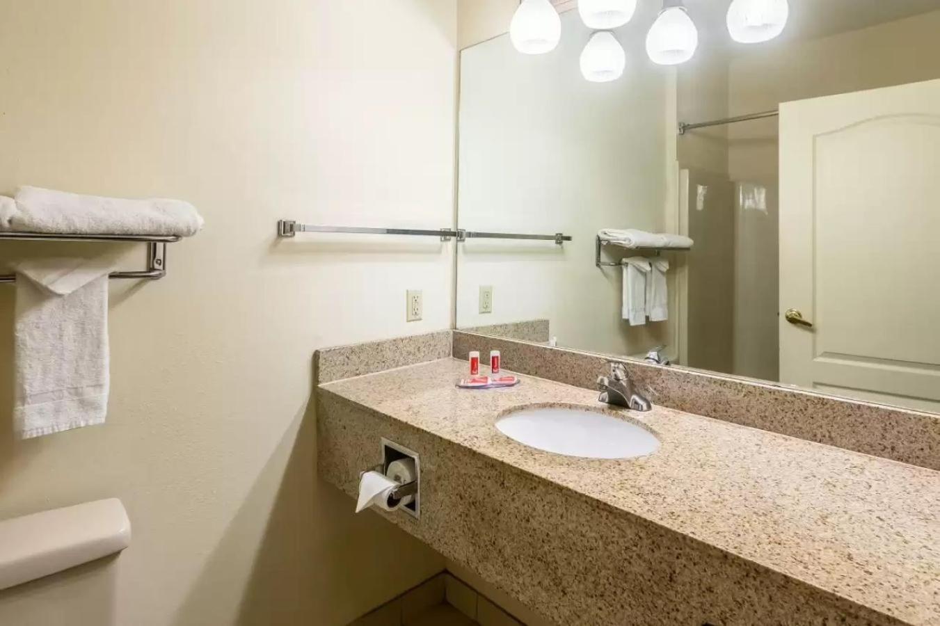 Econo Lodge Inn & Suites Дъгласвил Екстериор снимка